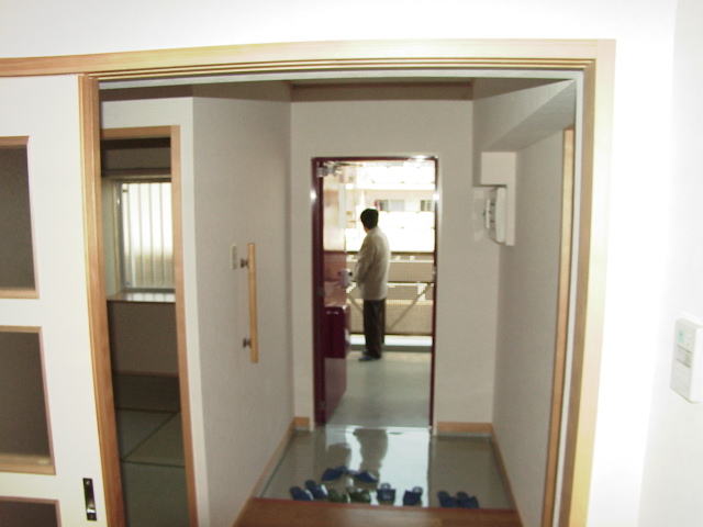 玄関（室内から）