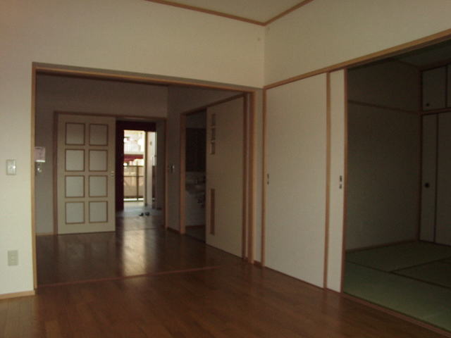 居間から台所を望む