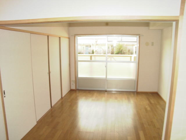 居間（&rarr;ベランダ）