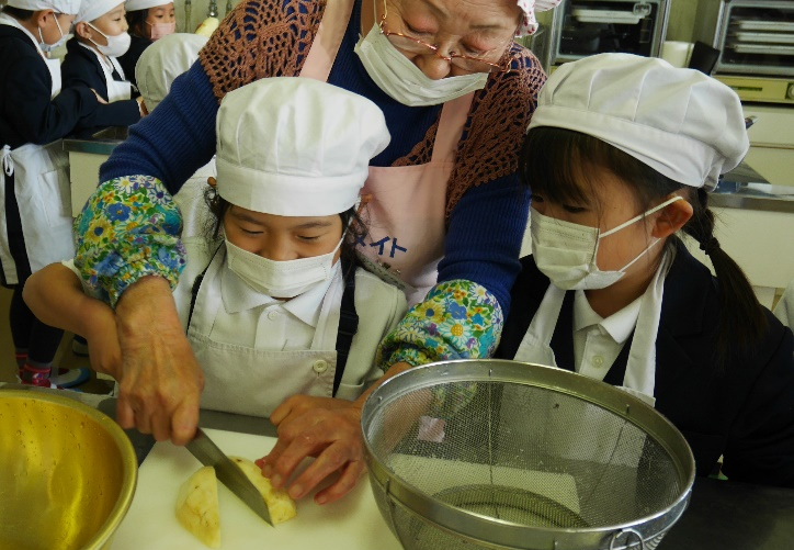 食育　１年生　地域の方とおいもパーティ